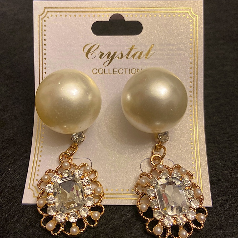 Crystal Collection Set of 2 Pearls & Scalloped Square Clear Setting Earrings.
